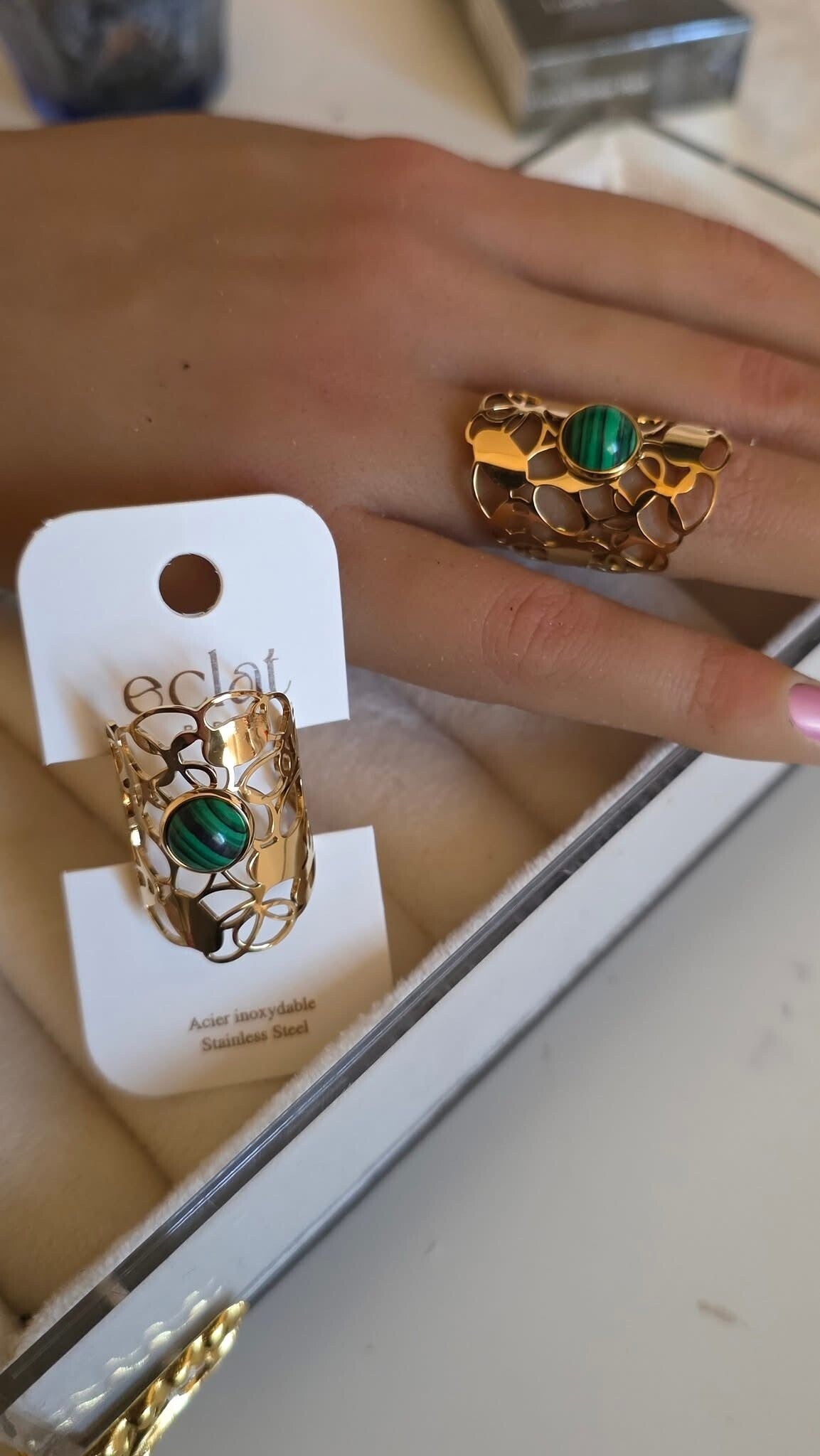 Bague dorée avec pierre verte en acier