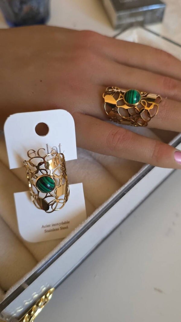 Bague dorée avec pierre verte en acier