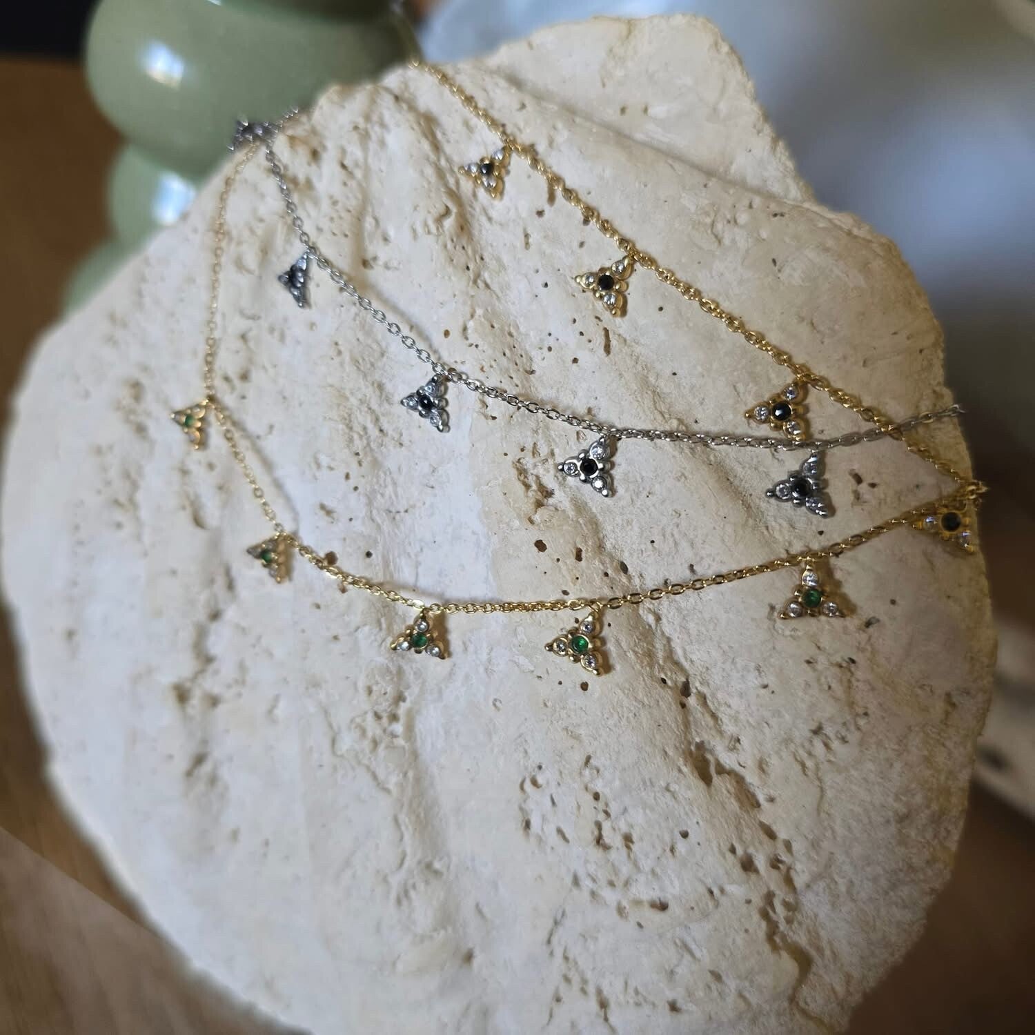 Collier en acier avec triangle et pierre