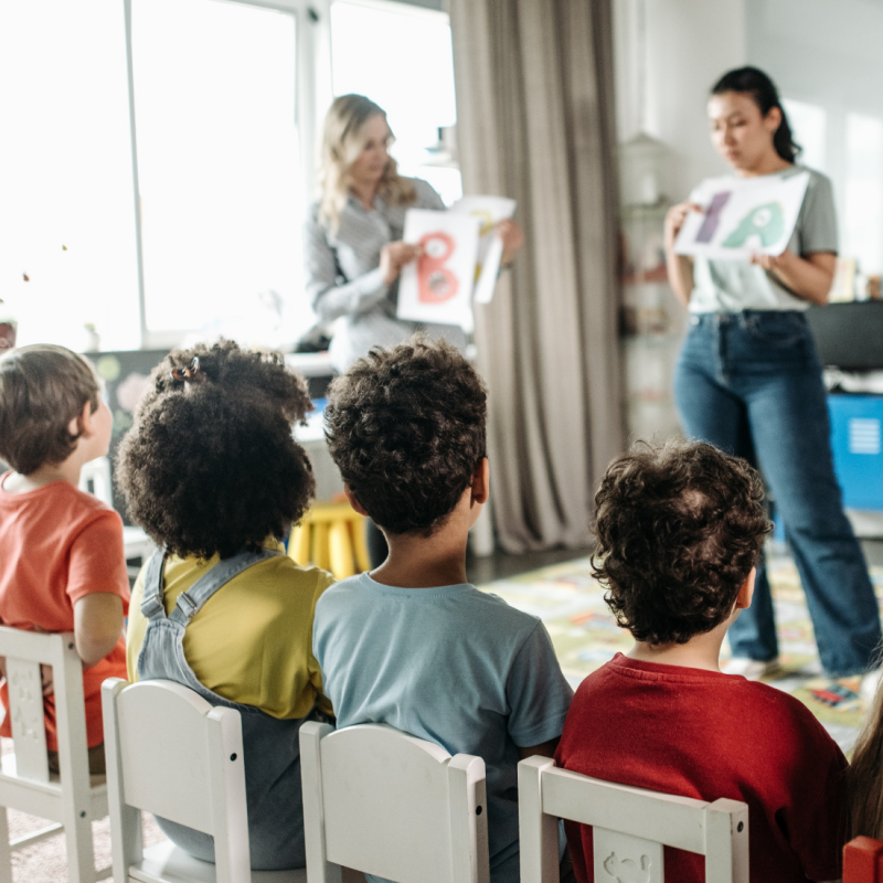 Illustratie van politiek beïnvloeding in het onderwijs – blog over links denken in de klas