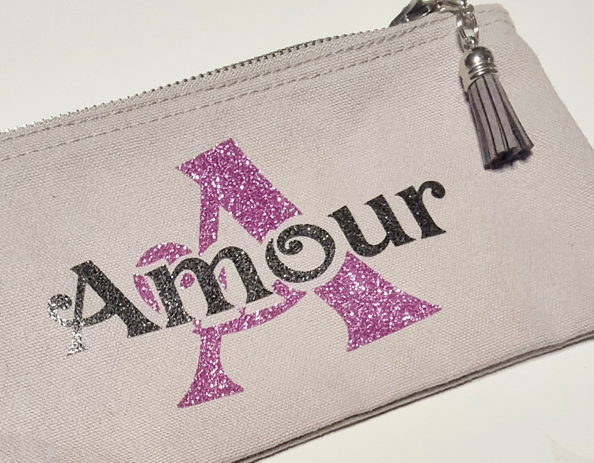 Trousse accessoires grise "A comme amour" fait main