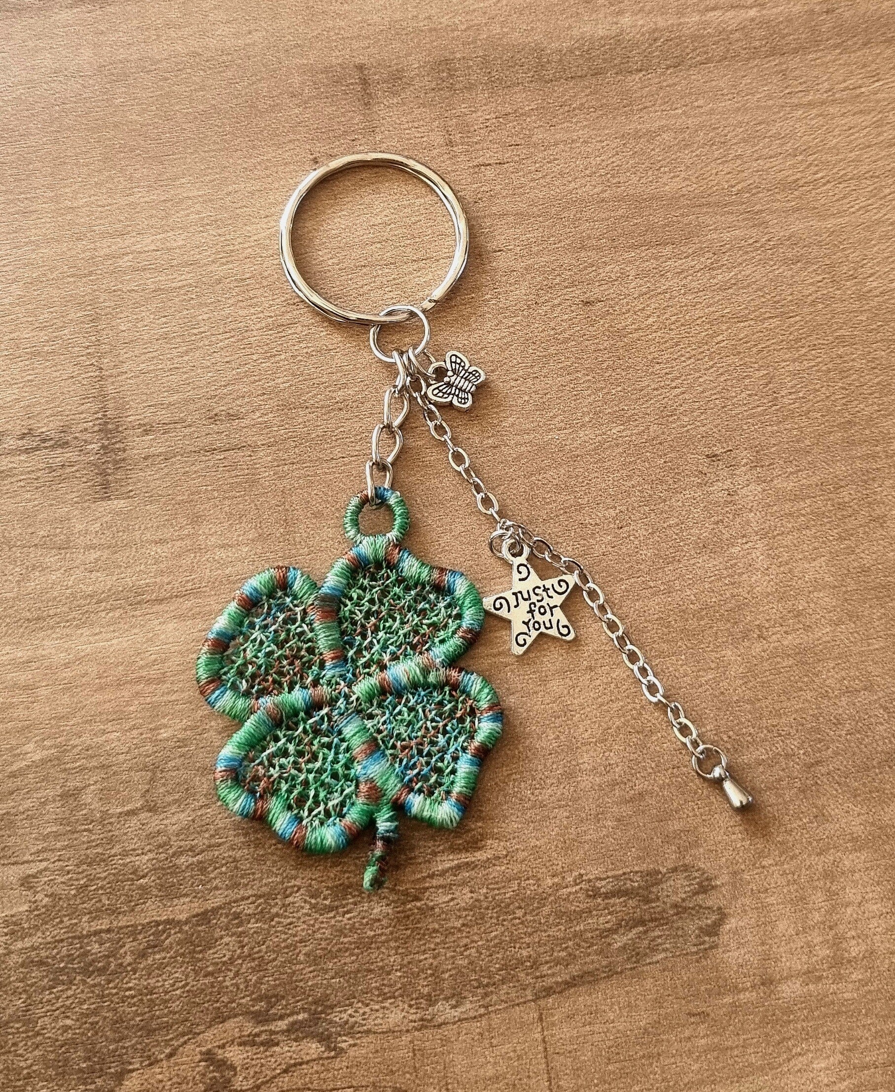 Porte clé brodé porte bonheur trèfle à quatre feuilles