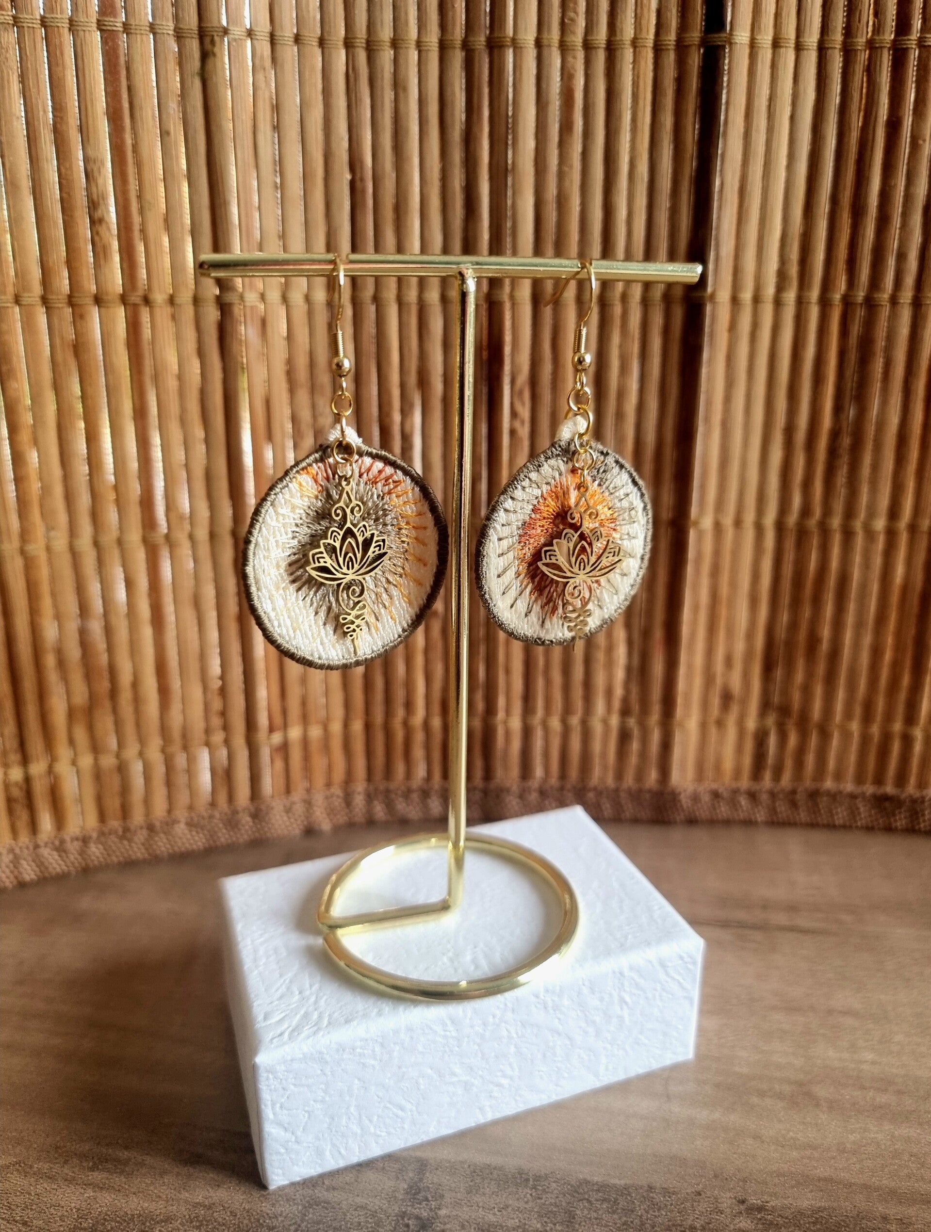 Boucles d'oreilles brodées unique l fait main