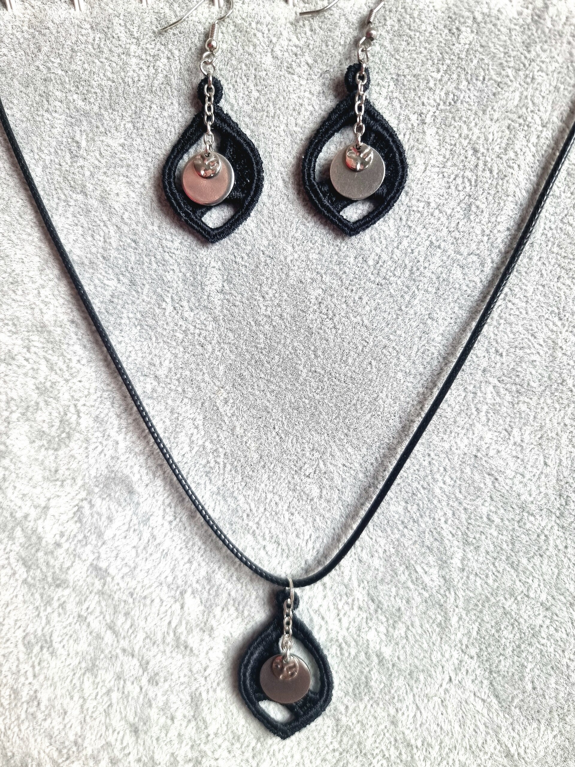 Parure bijoux brodés noir & acier inoxydable fait main unique