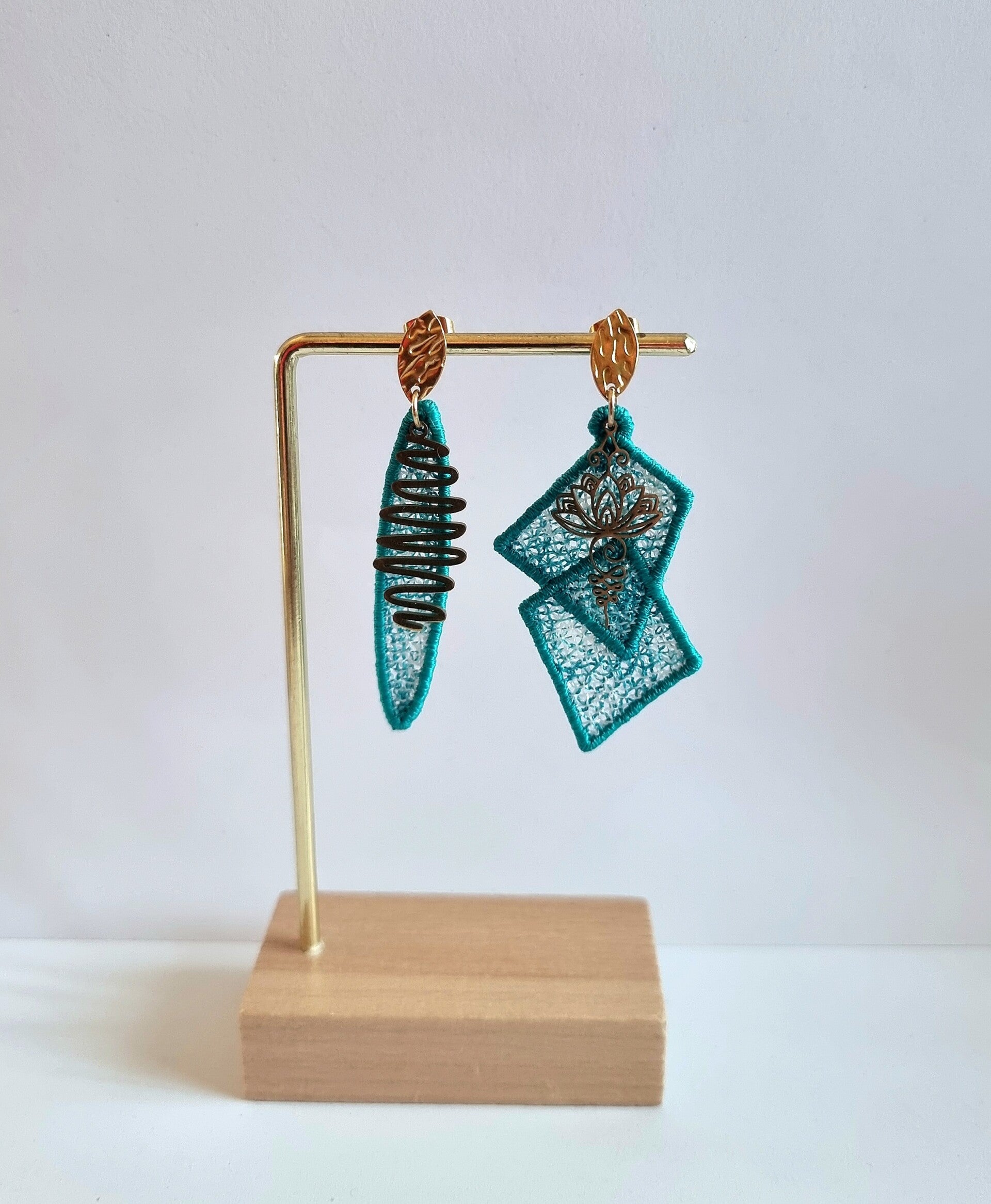 Boucles d'oreilles brodées asymétrique création artisanale