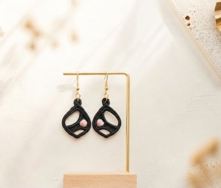 Boucles d'oreilles brodées noir et fleurs roses fait main