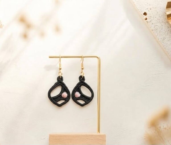Boucles d'oreilles brodées noir et fleurs roses fait main