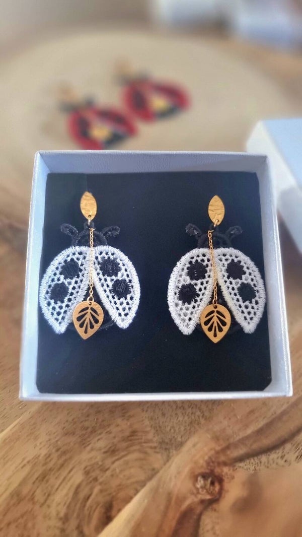 Boucles d'oreilles Coccinelle Broderie FSL - Acier Inox Doré | Fil et Tendance