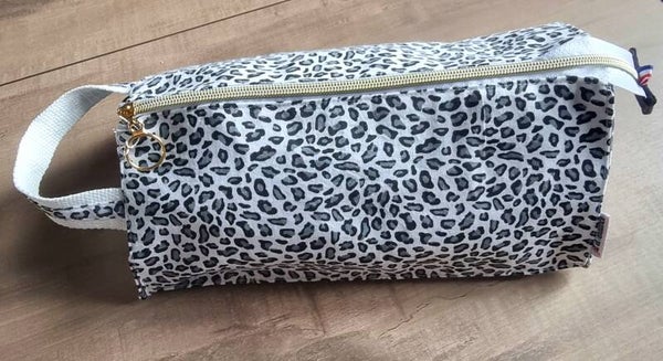 Trousse Rectangulaire – Motif Léopard & Poignée Latérale