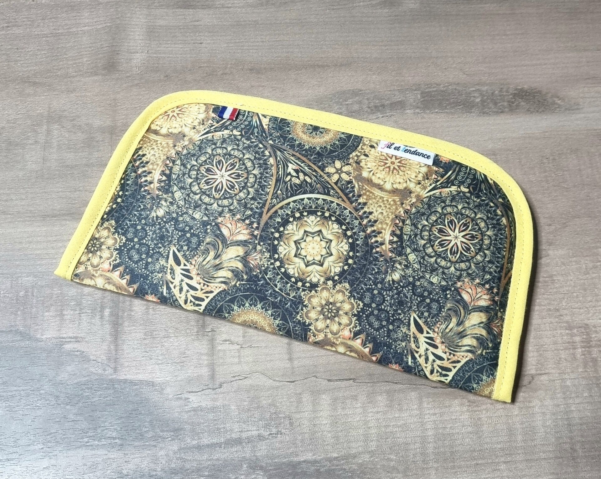 Mandala jaune noir