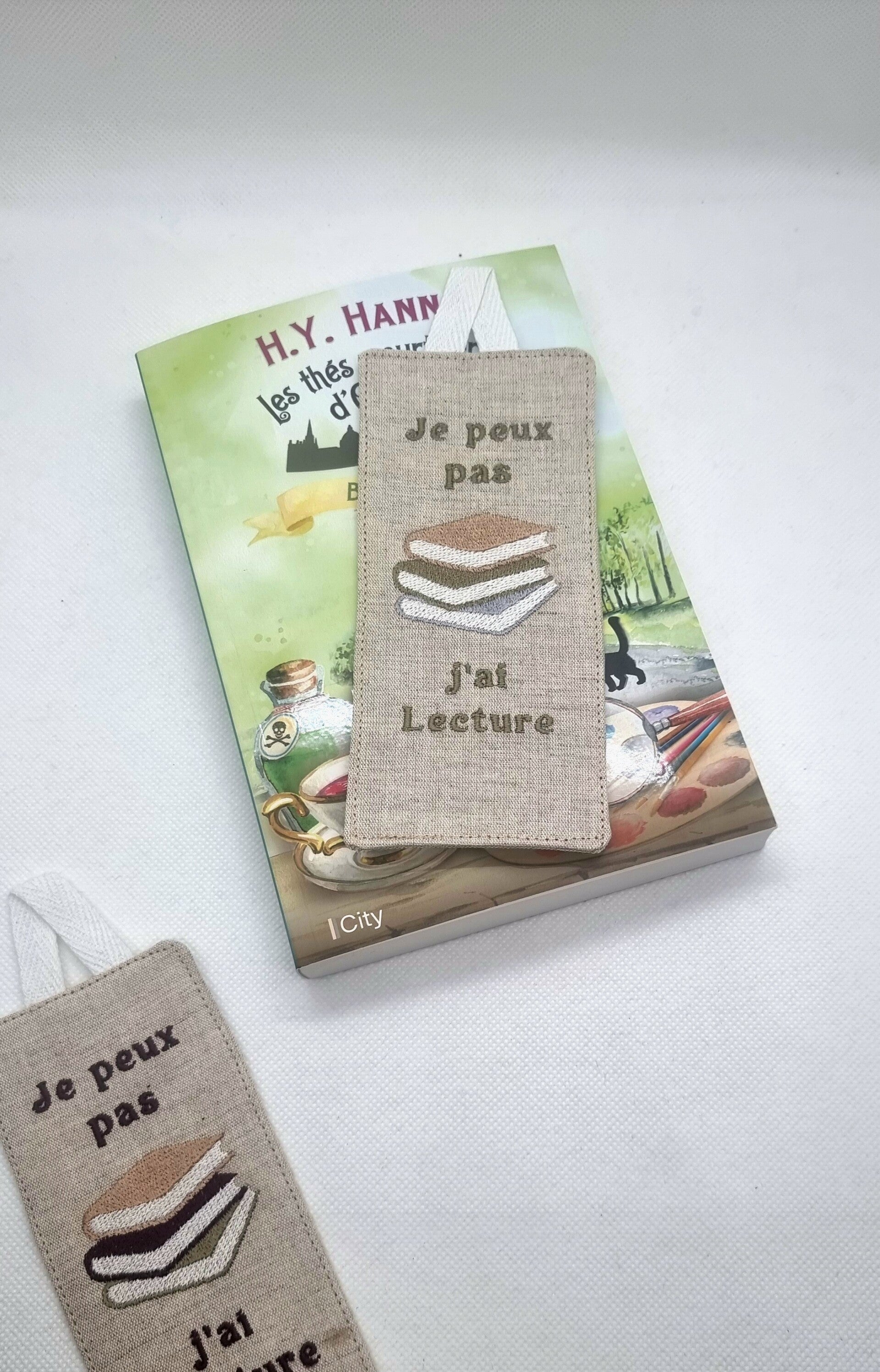 Marque-page brodé personnalisé "Je peux pas j'ai Lecture" - Cadeau artisanal pour lecteur