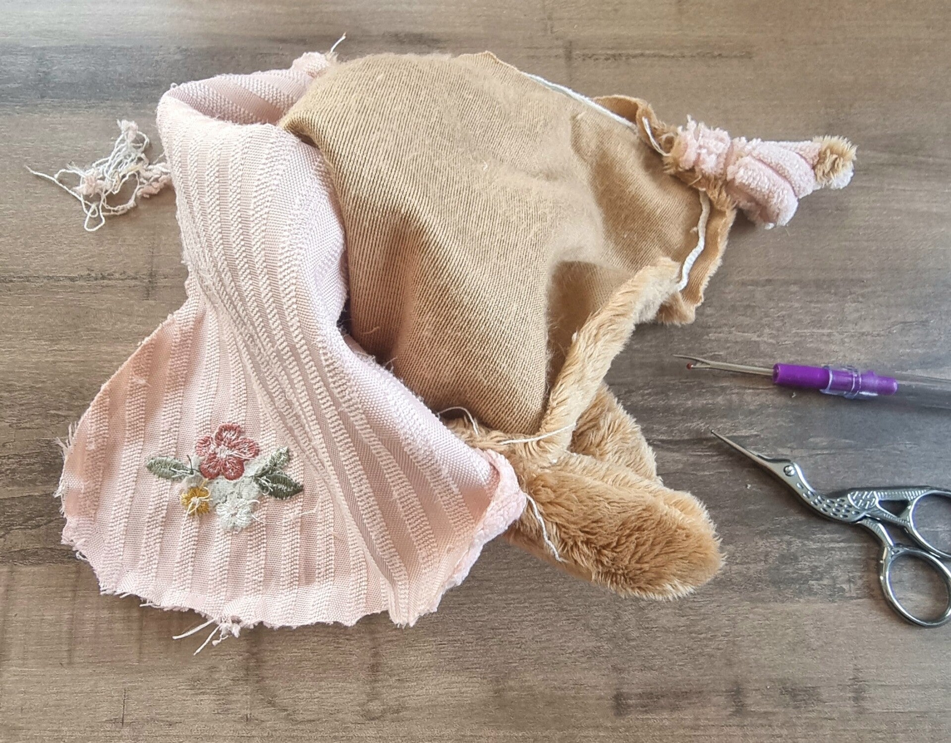 Découdre doudou à la main 