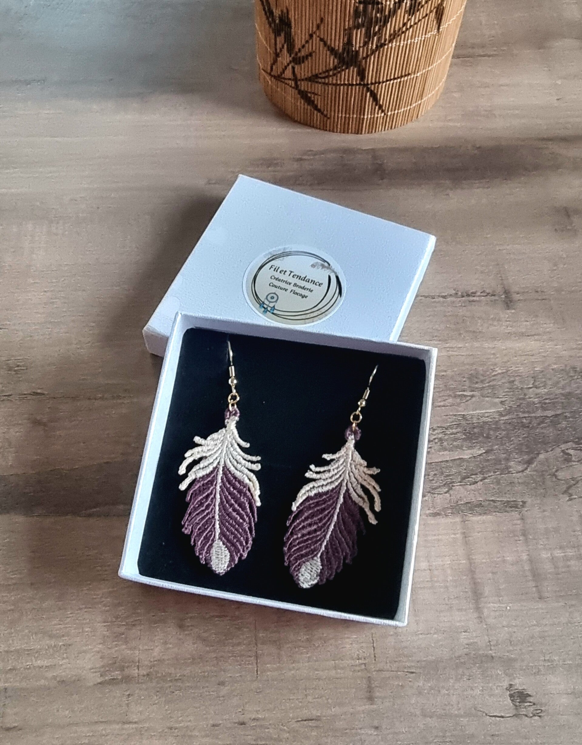 Boucles d’oreilles plumes brodées – Bijou textile bohème et poétique