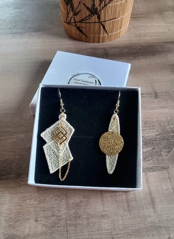 Boucles d’oreilles asymétriques brodées et dorées – Style Graphique Chic
