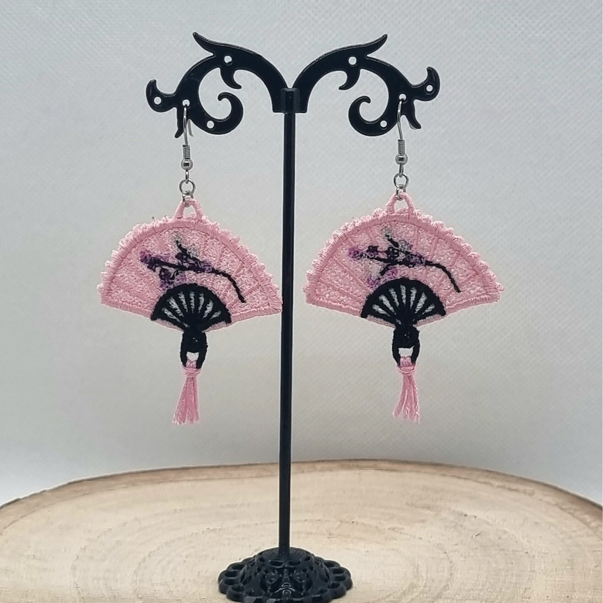 Boucles d'oreilles brodées éventail japonais. fait main.