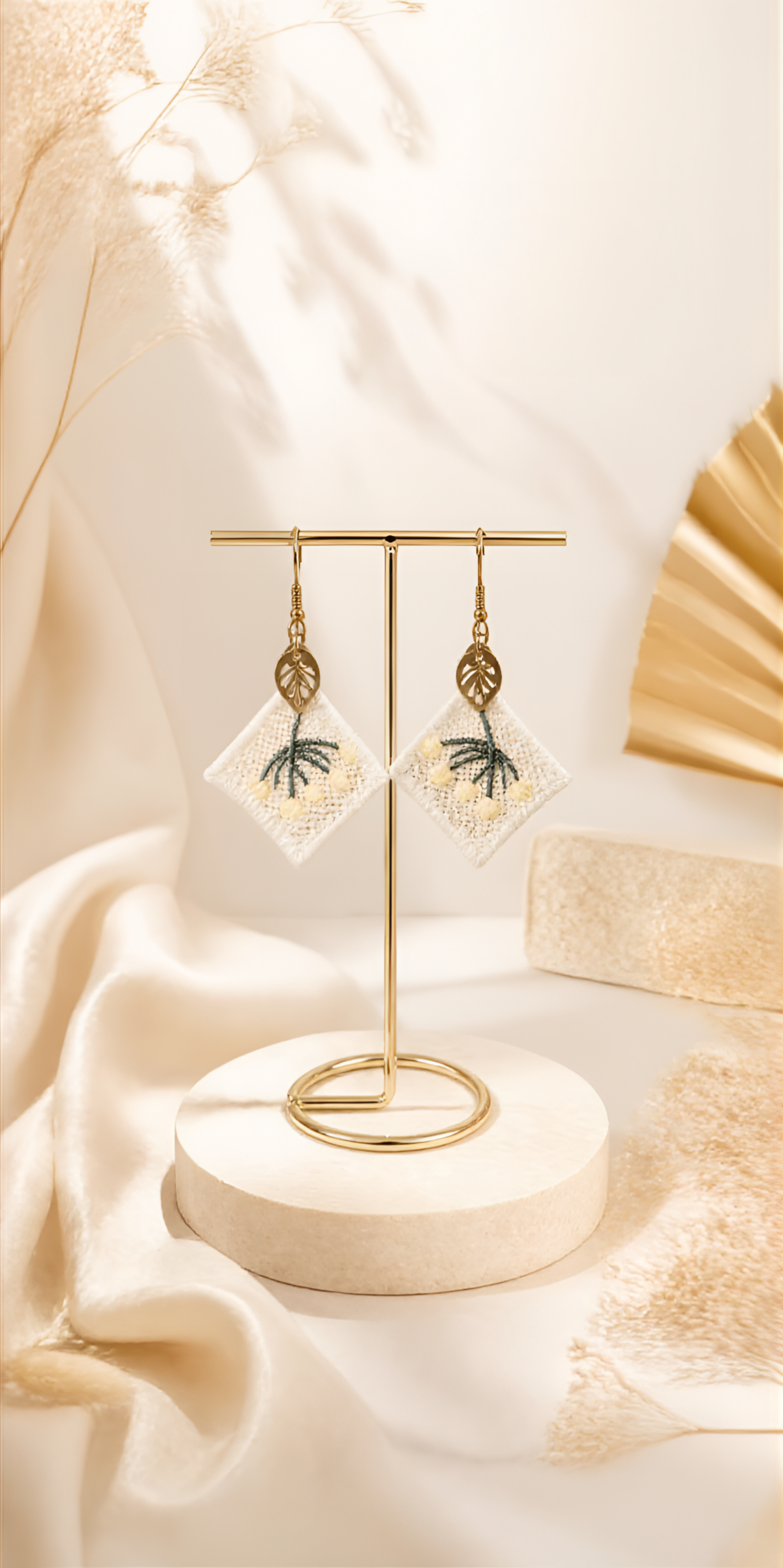 Boucles d'oreilles brodées losange et nature végétale fait main