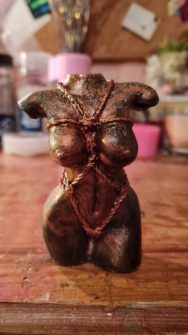Frauen Körper mit Seil ( nackt )