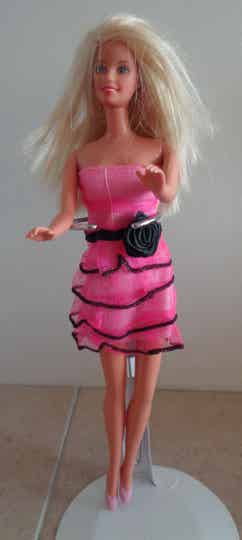 Modepoppenkleed Met Zwarte Bloem