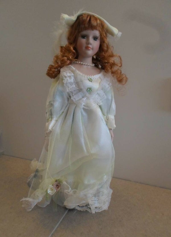 Porseleinen pop wit bruin haar