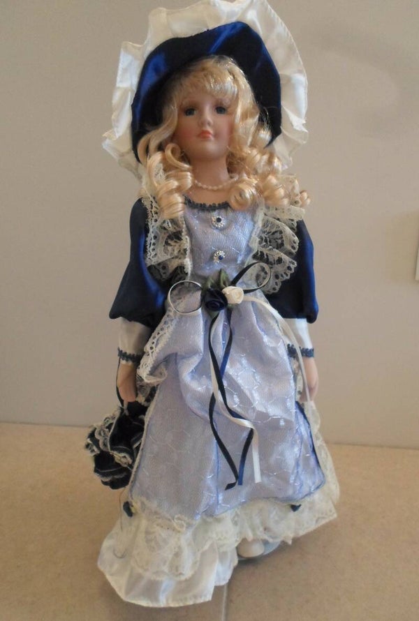 porseleinen pop blauw blond haar