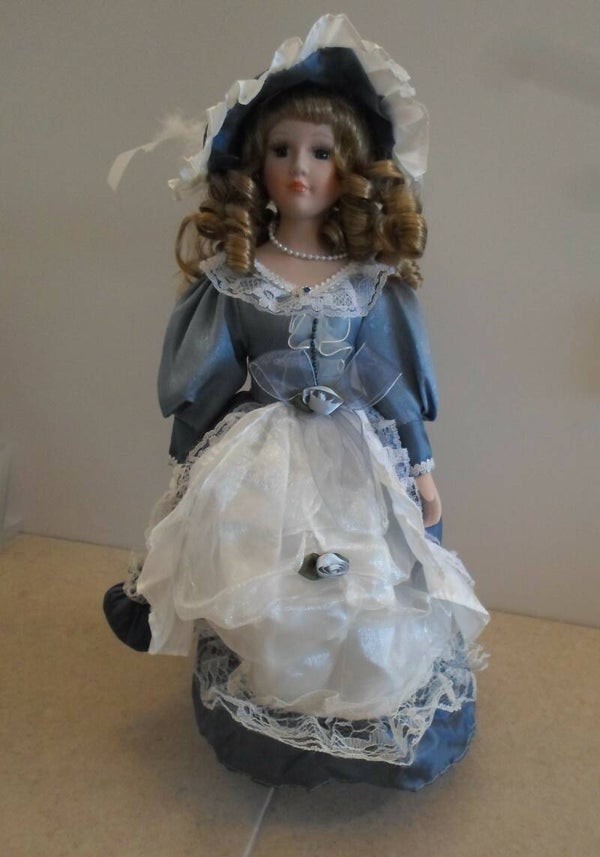 porseleinen pop blauw bruin haar