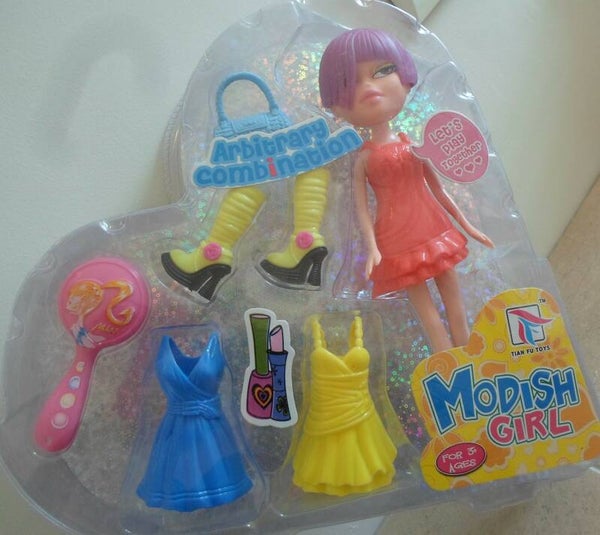 Modish Girl Met Paars Haar Met Rood Kleed