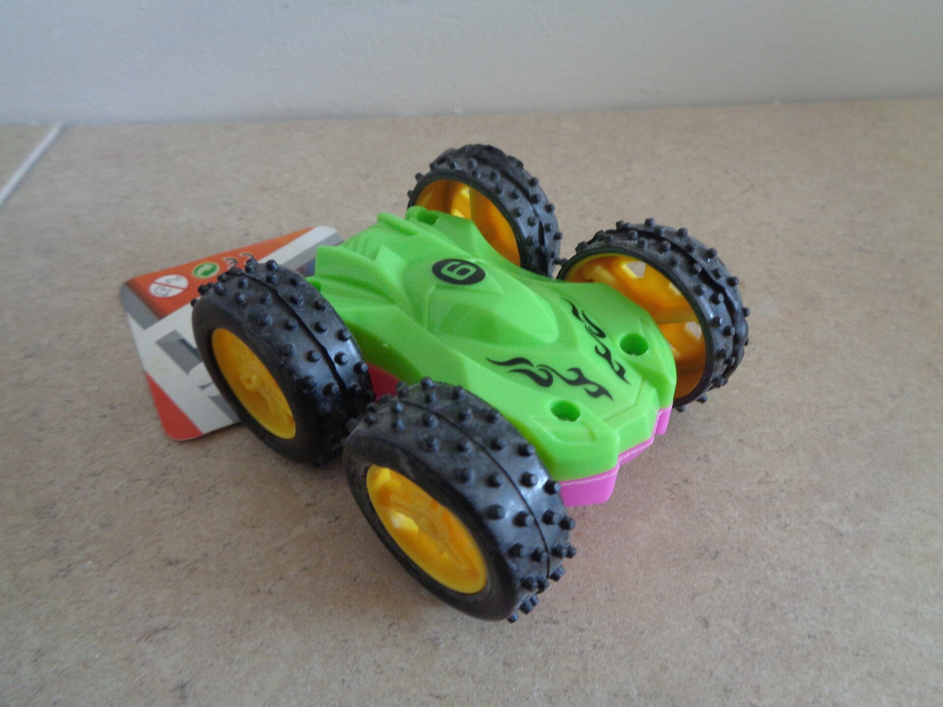 Free and Easy stunt auto 360° frictie roze/groen 12 cm