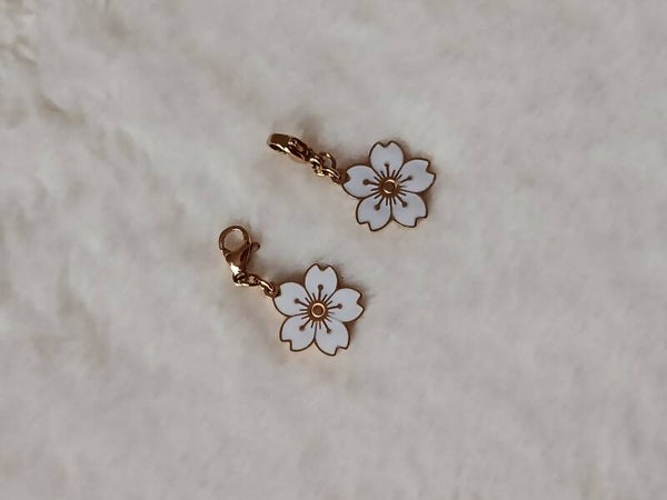BRELOQUE FLEUR BLANCHE