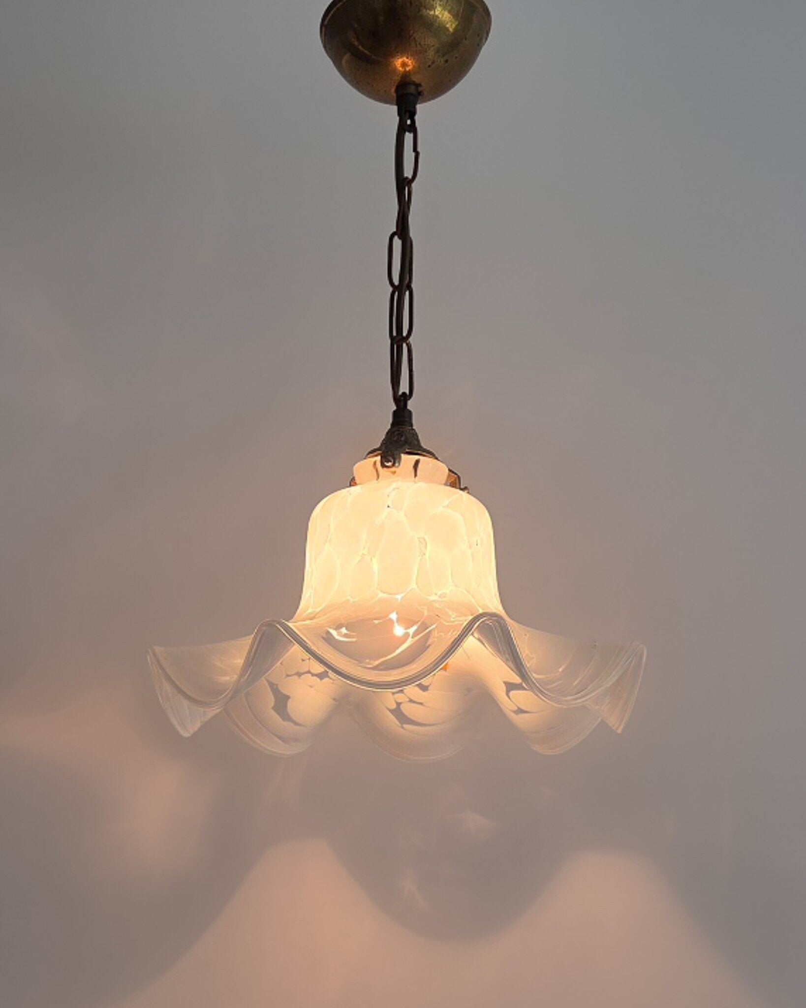 Vintage hanglamp met sierlijke glazen kap