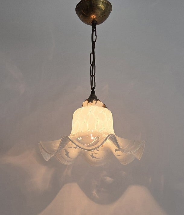 Vintage hanglamp met sierlijke glazen kap