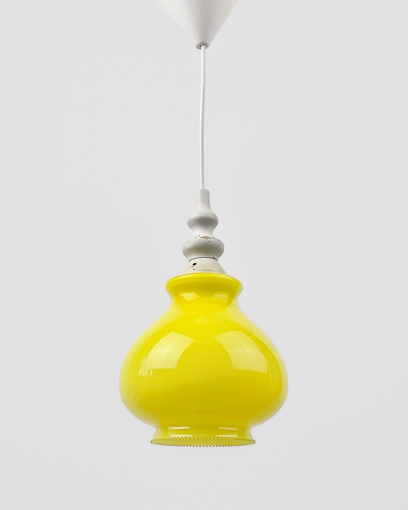 Vintage hanglamp met geel glazen kap