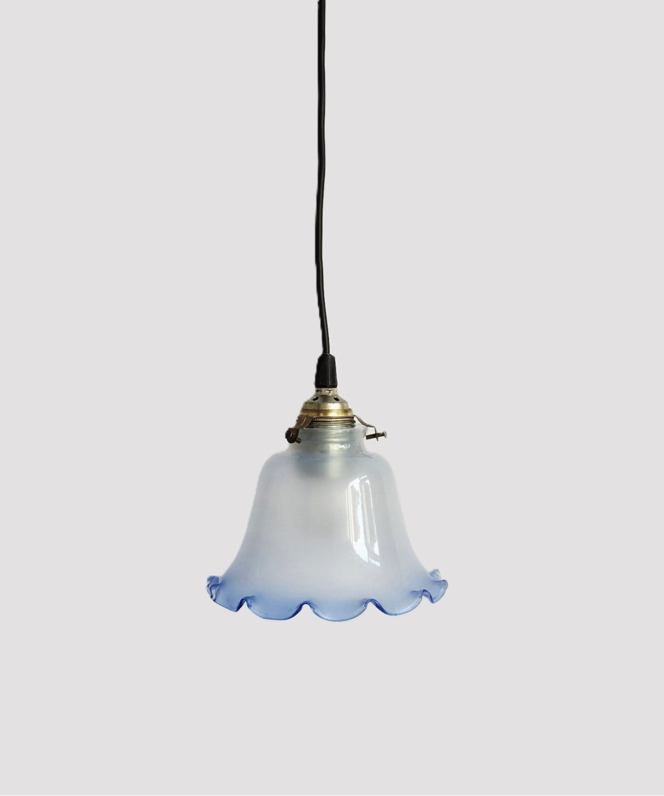 Vintage hanglamp met blauw glazen kapje