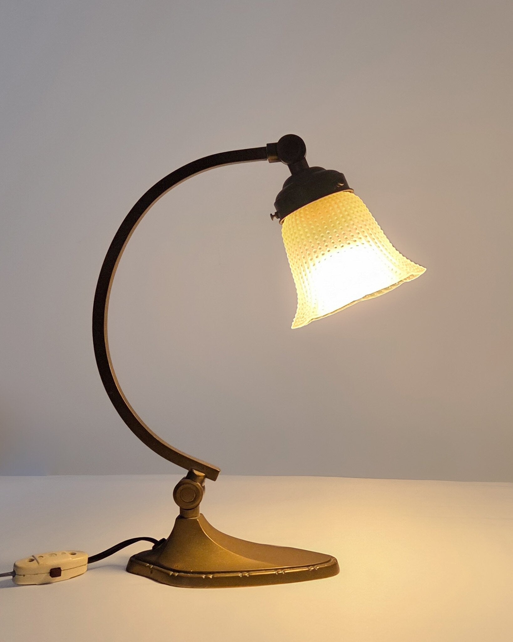 Vintage Art Deco bureaulamp met glazen kap