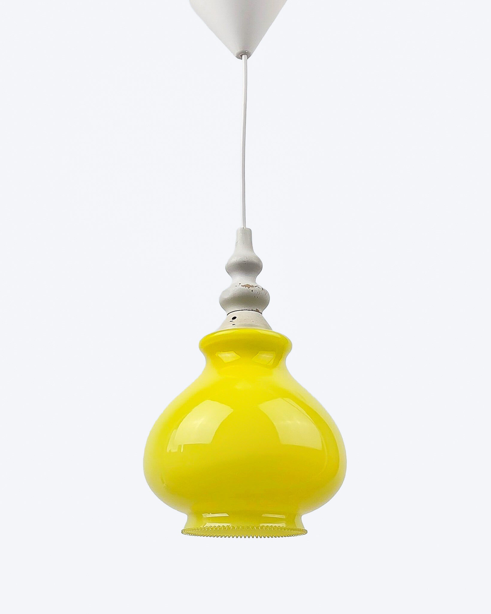 Vintage hanglamp met geel glazen kap