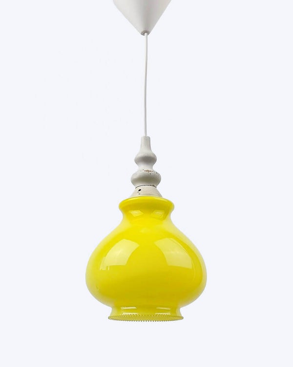 Vintage hanglamp met geel glazen kap