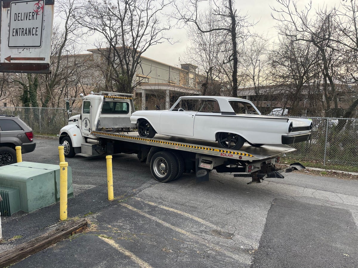 Chrishelles Towing LLC logo