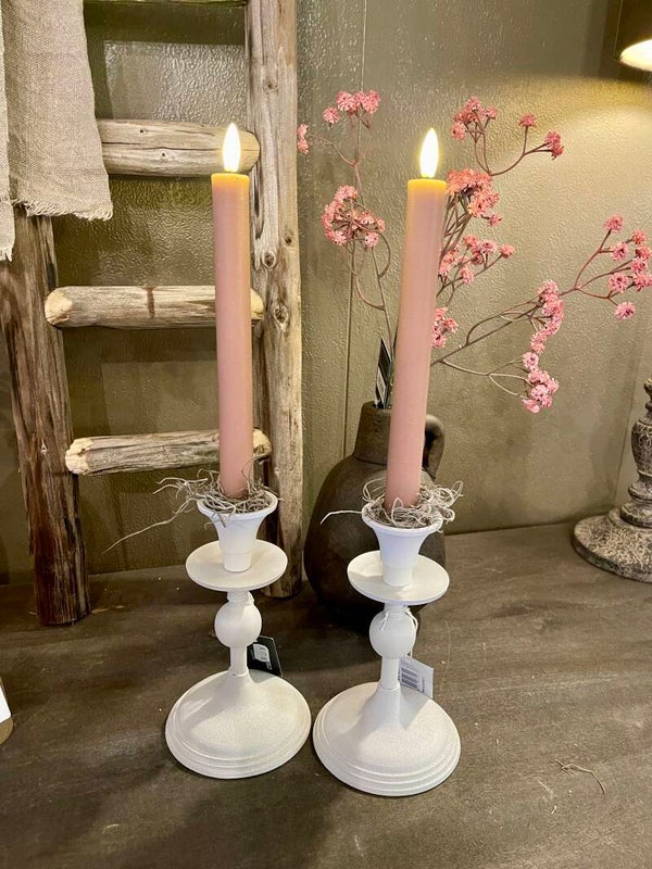 set van 2 witte kandelaars met led kaarsen in oud roze