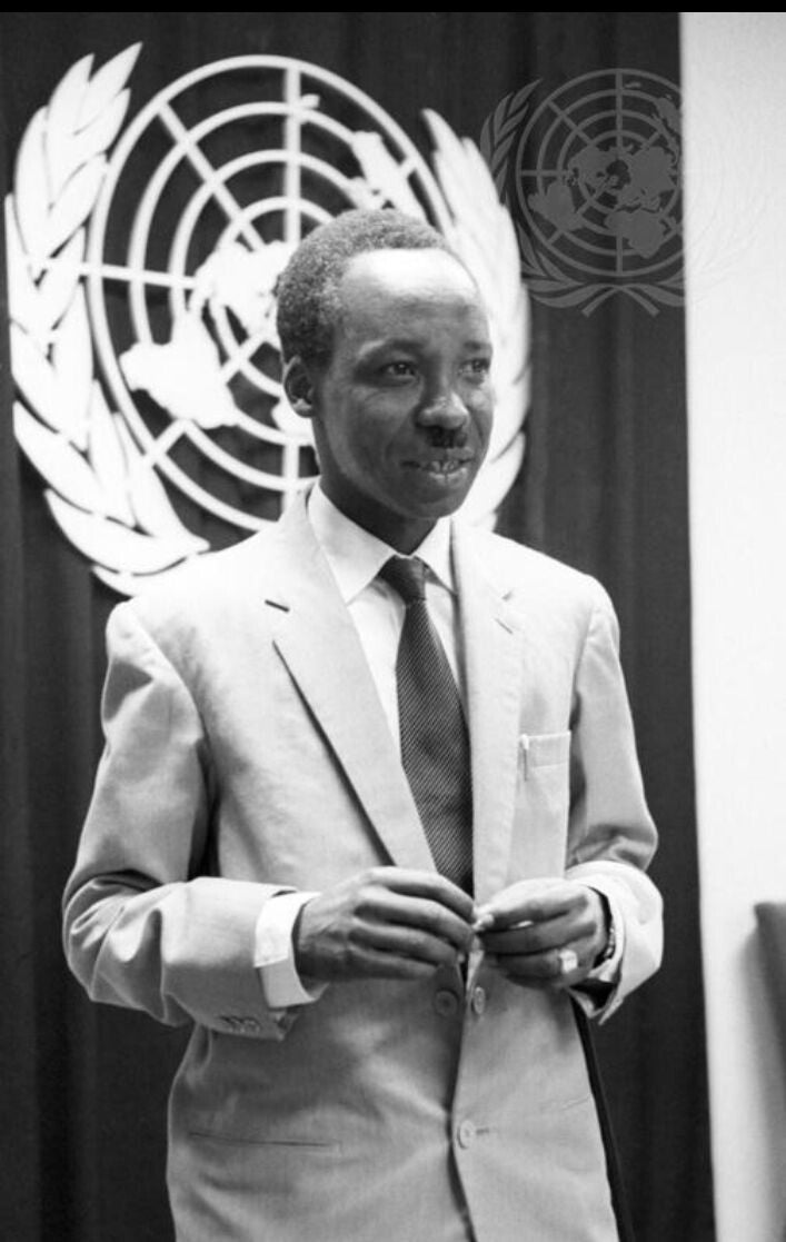 Julius Nyerere mbele ya alama ya Umoja wa Mataifa