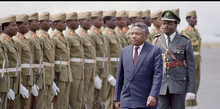 Ali Hassan Mwinyi akikagua gwaride