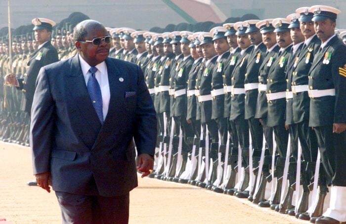 Benjamin William Mkapa akikagua gwaride