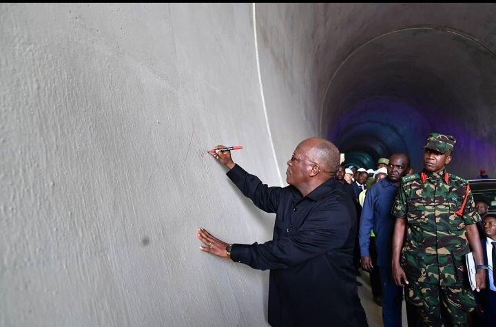 Dkt. John Pombe Magufuli katika eneo la SGR
