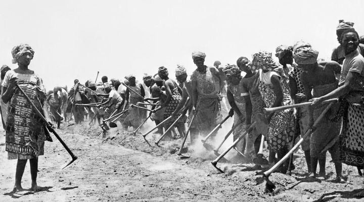 Wananchi wakifanya kazi pamoja katika shughuli za kilimo vijijini