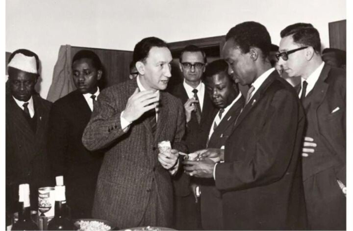 Mwalimu Julius Kambarage Nyerere akiwa katikati wakati wa ziara katika Oltremare Cashewnut Factory, Zola Predosa, Bologna, Italia, mwaka 1963