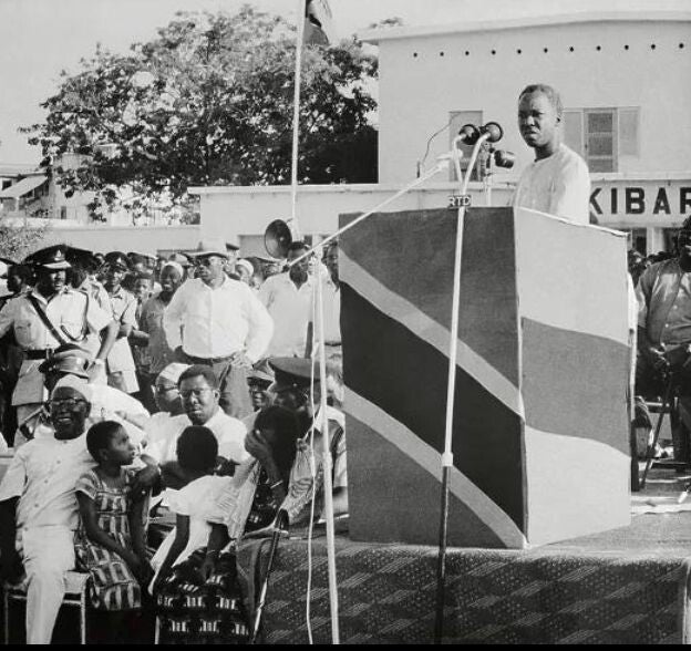 Mwalimu Julius Nyerere akihutubia wananchi