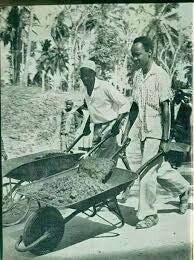 Mwalimu Julius Nyerere katika shughuli za Kijiji cha Ujamaa