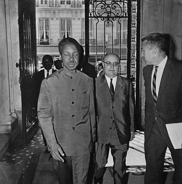 Mwalimu Nyerere akifika katika mkutano Paris, 29 Juni 1965