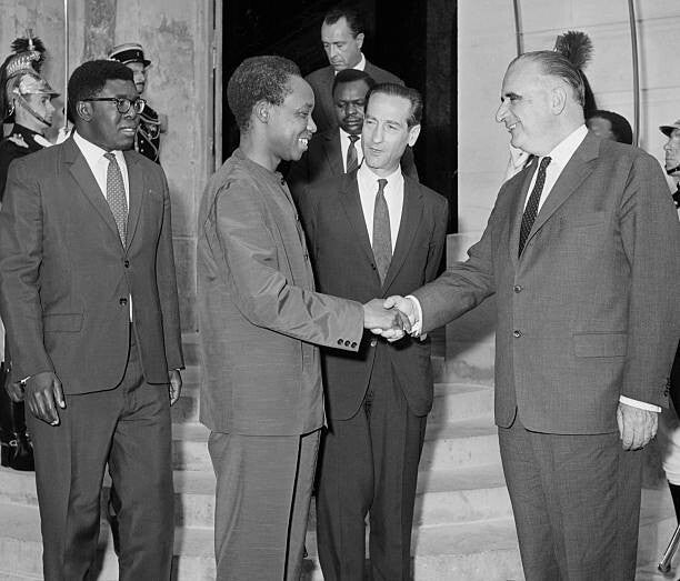 Mwalimu Nyerere akipeana mkono na Georges Pompidou, 29 Juni 1965