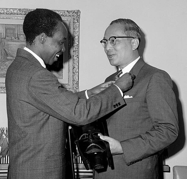 Nyerere akimkabidhi U Thant tuzo, New York, 19 Julai 1963