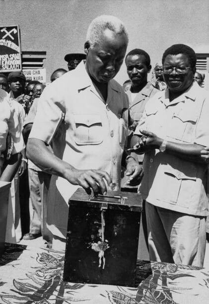 Mwalimu Nyerere akipiga kura, 27 Oktoba 1985