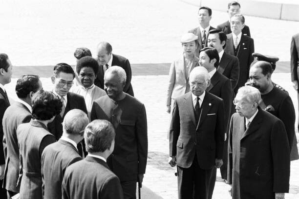 Mwalimu Nyerere akipokewa na Mfalme Hirohito Tokyo, 18 Machi 1981